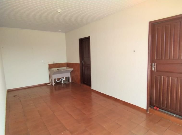 CASA DE ALVENARIA AOS FUNDOS NO CENTRO